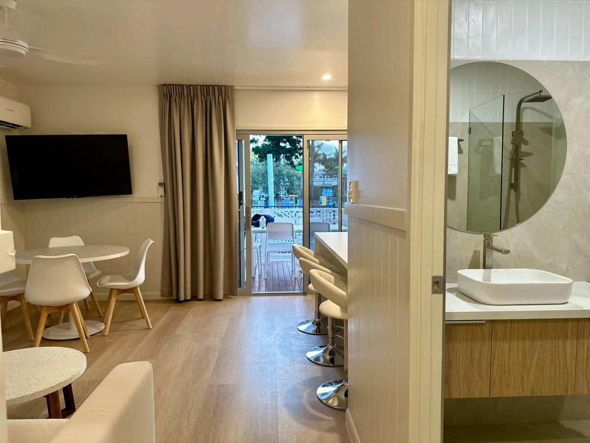 Deluxe 2 Bedroom Poolside Cabin - Sleeps 6