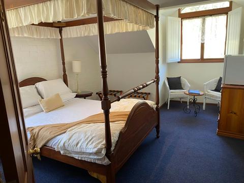 Country View Four Poster Room