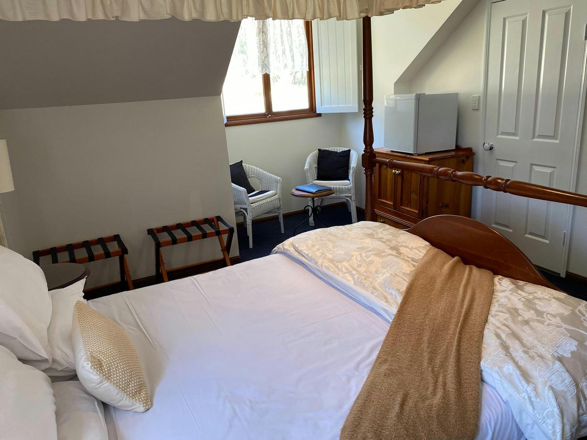 Country View Four Poster Room