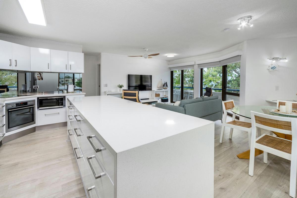 Kitchen, dining and lounge area