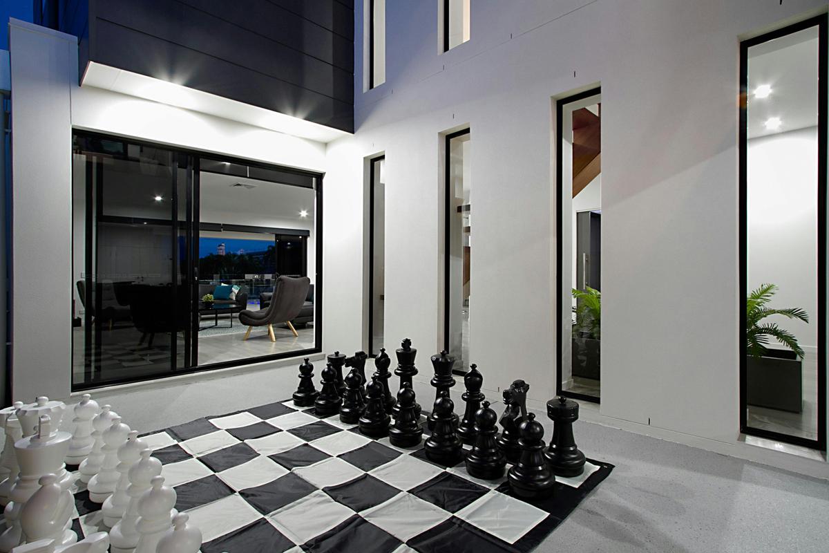 Giant Chess