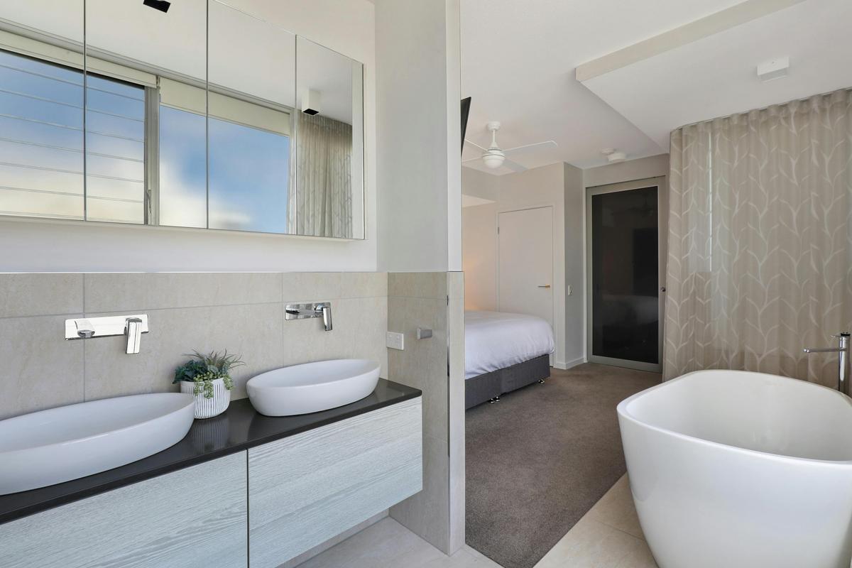 Elysee Beachside 2 Bedroom Apartment 15