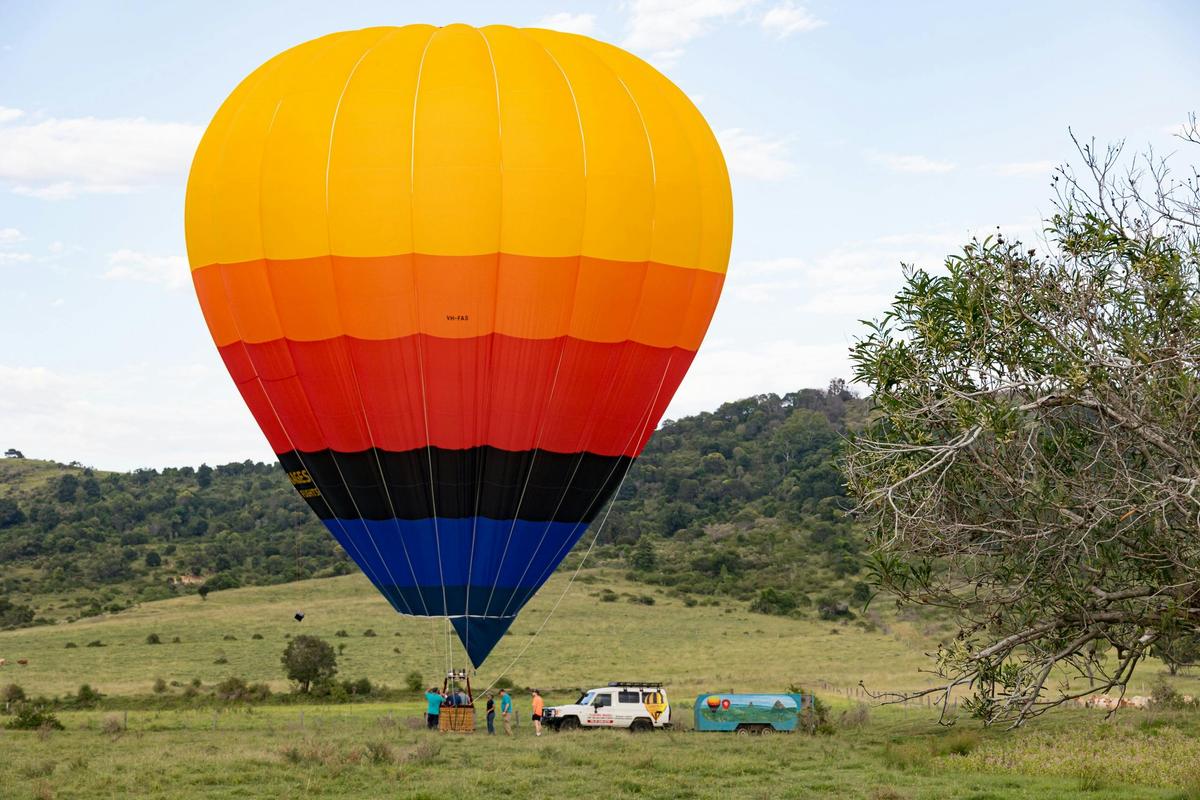 Exclusive private ballooning experience, small group charter flight: 2 to 4 passengers.