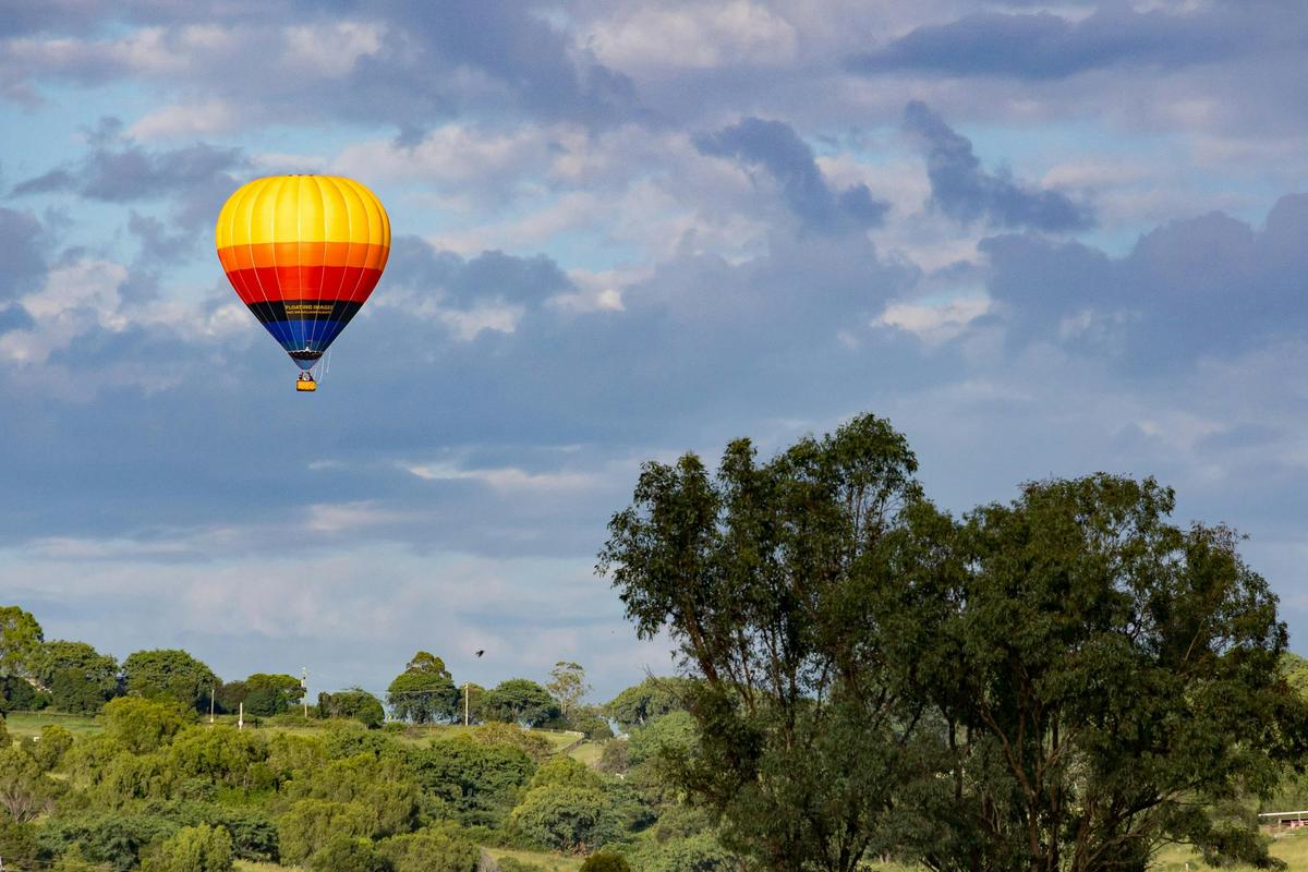 Exclusive private ballooning experience, small group charter flight: 2 to 4 passengers.
