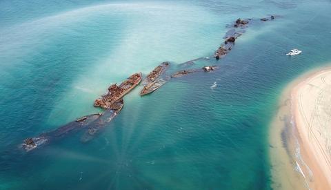 Discover hidden gems of Moreton Island - Swim & Cruise