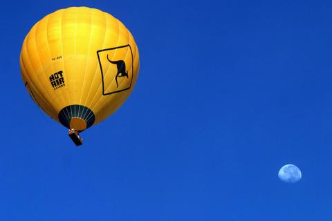 Fly Me to the Moon Brisbane Hot Air Balloon Rides