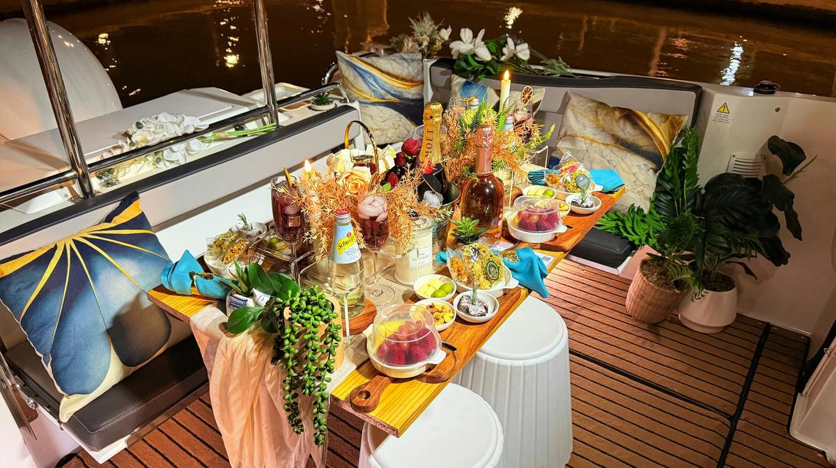 Floating Picnic
