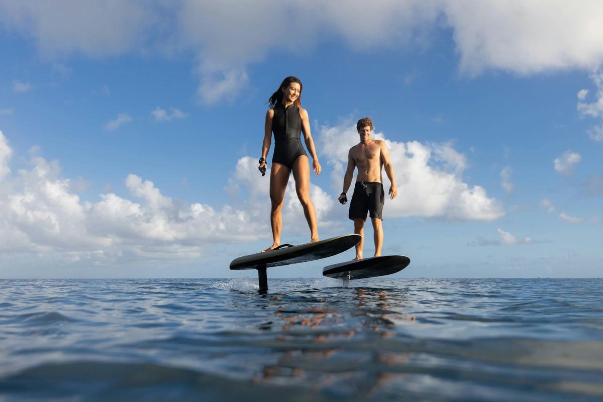 Couple foiling Noosa