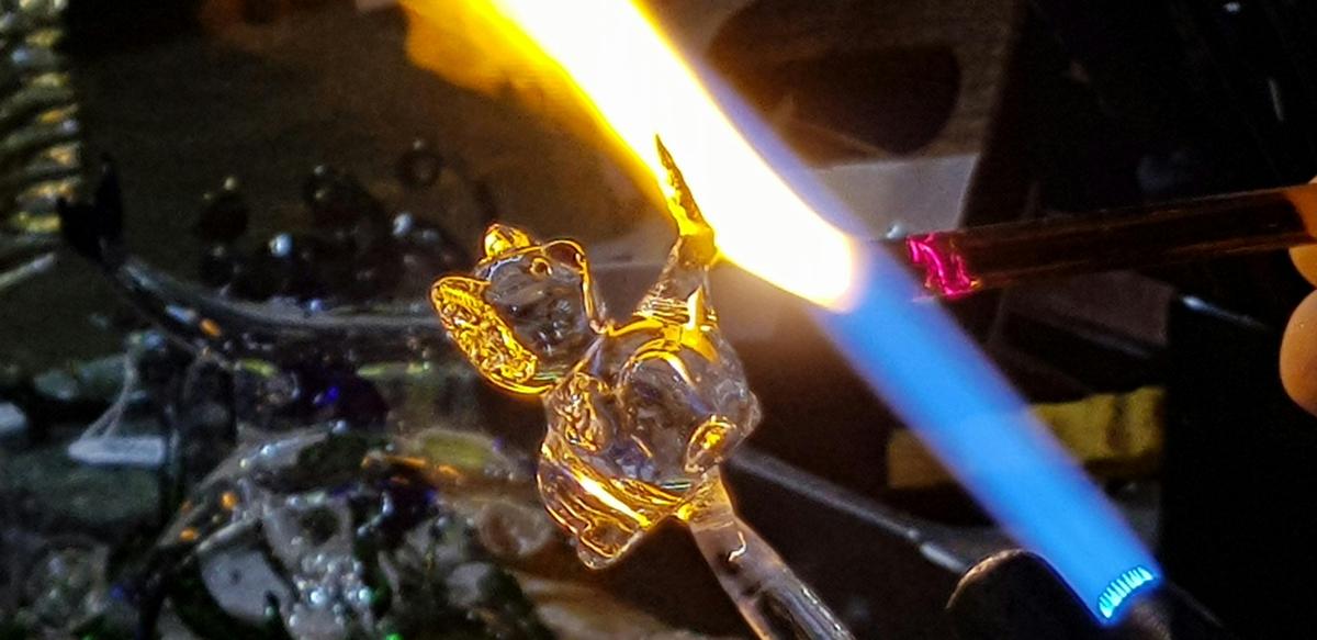 The audience watches as a koala is created from molten glass