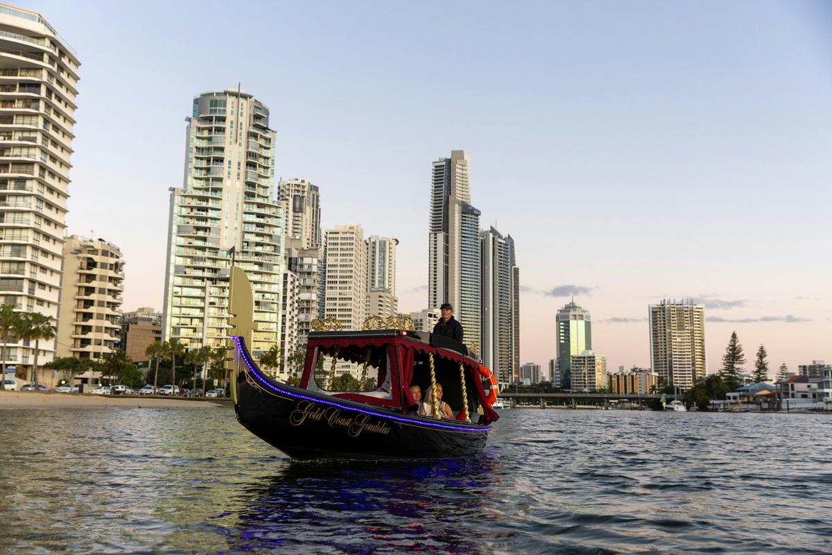 Luxury Gondola cruise with cheese and wine