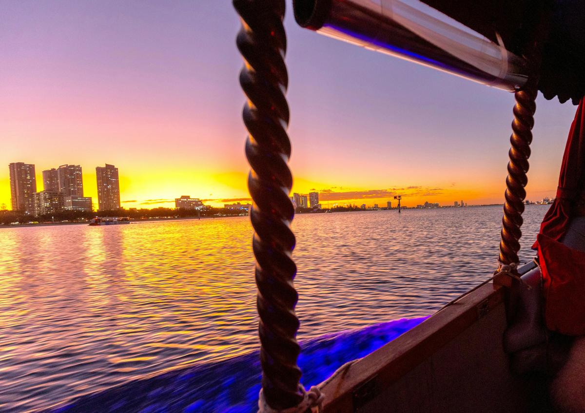 Luxury Gondola cruise with cheese and wine
