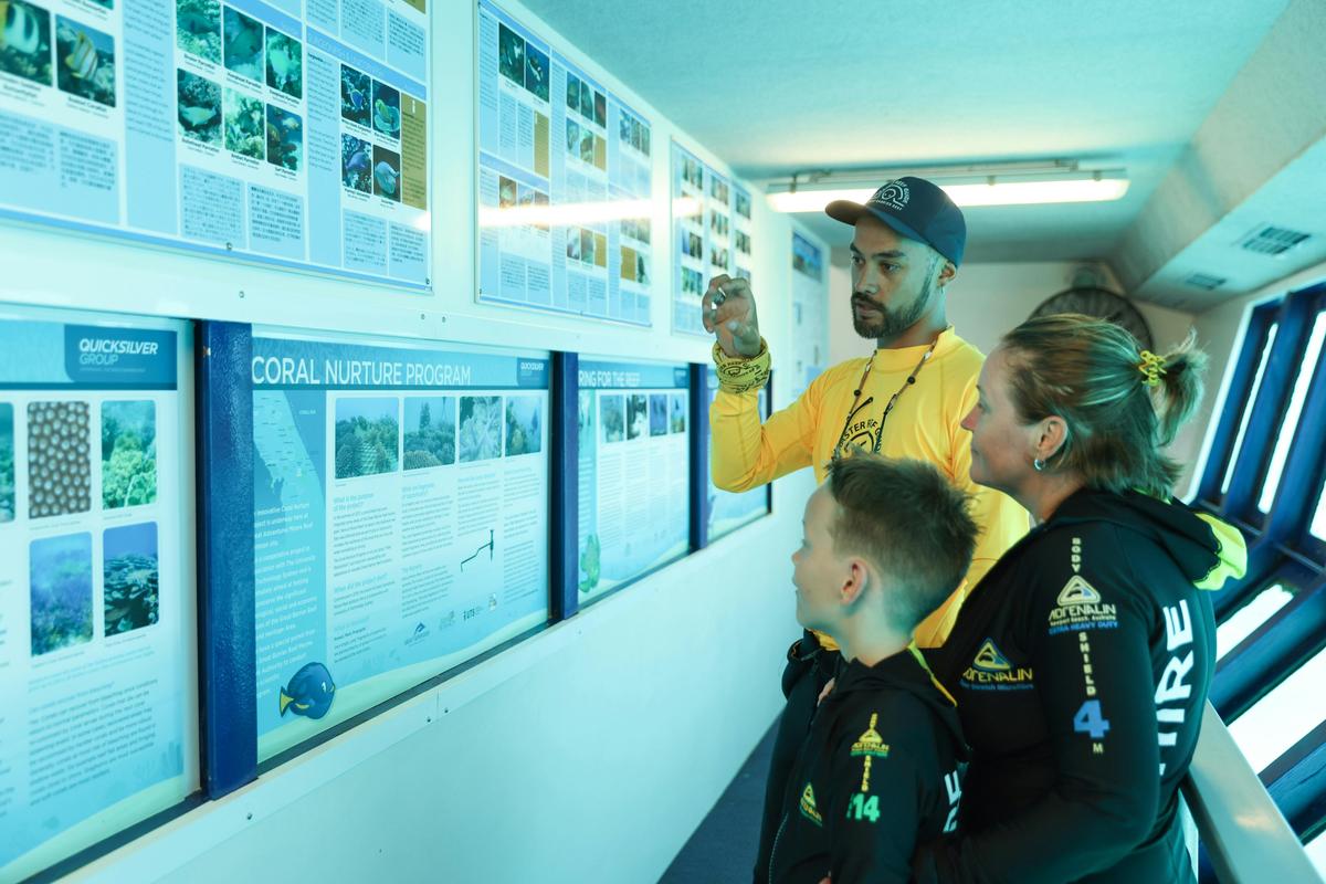 Master Reef Guide interpretation in underwater observatory