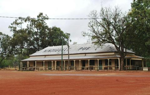 Classic Outback Pubs & Black Opal Adventure