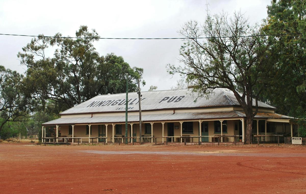 Classic Outback Pubs & Black Opal Adventure