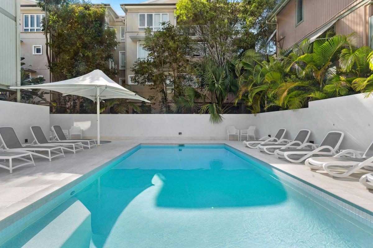 World Class Dining & Shopping – 10 metres away Noosa Main Beach – 50 metres away