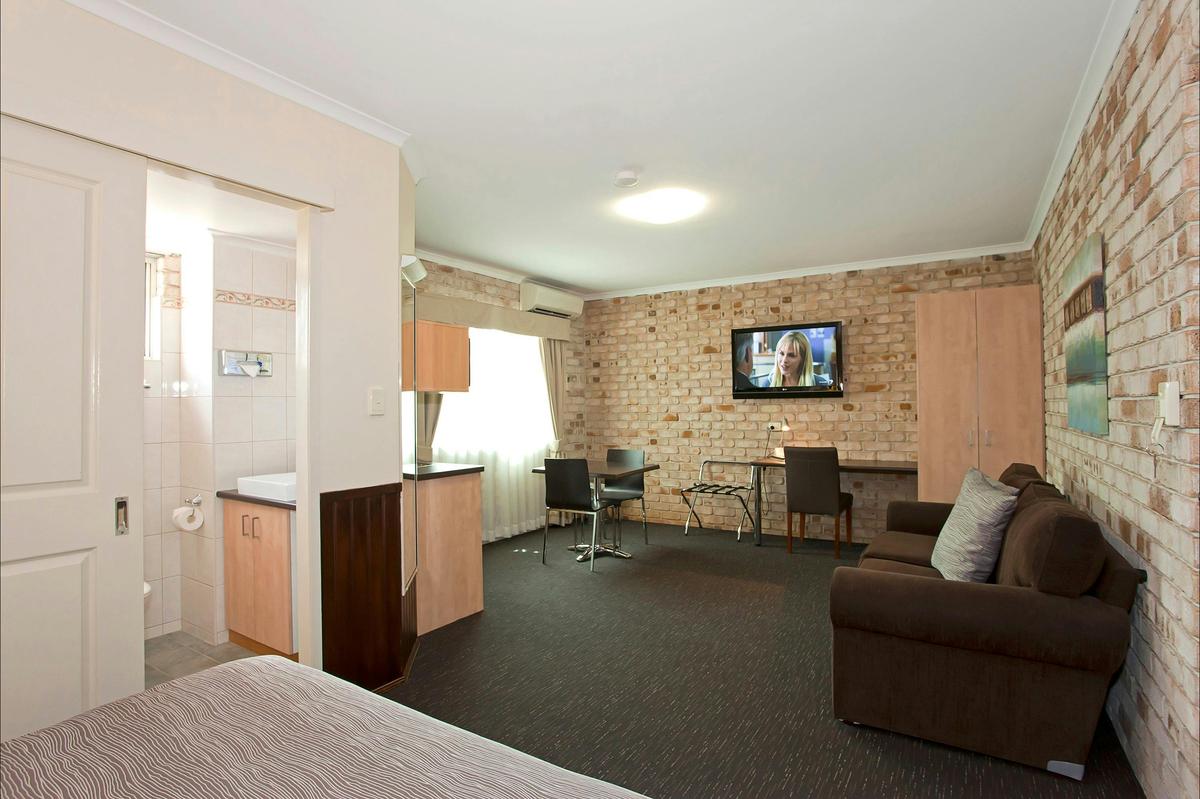 Executive Queen Spa Room