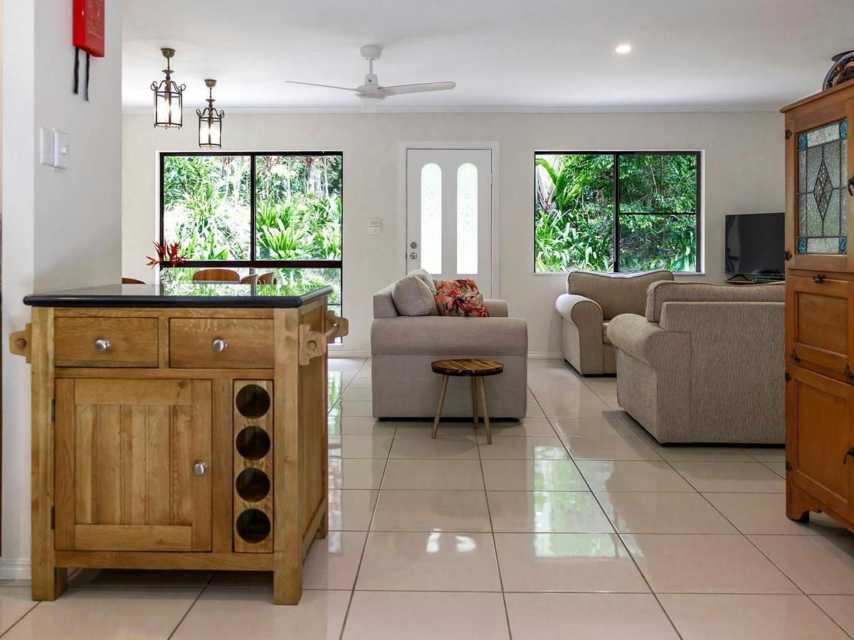 Lounge/Dining