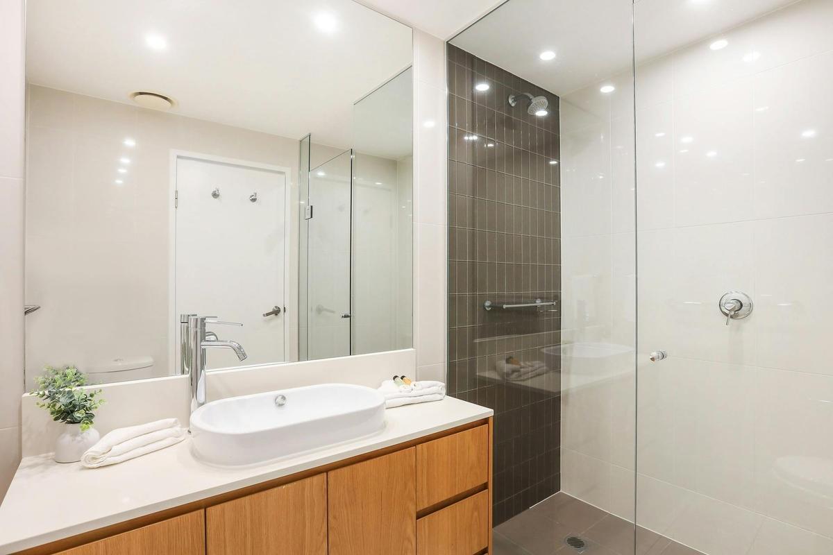 Spacious 4-Bedroom Apartment at Hilton Residences Surfers Paradise with Ocean Views