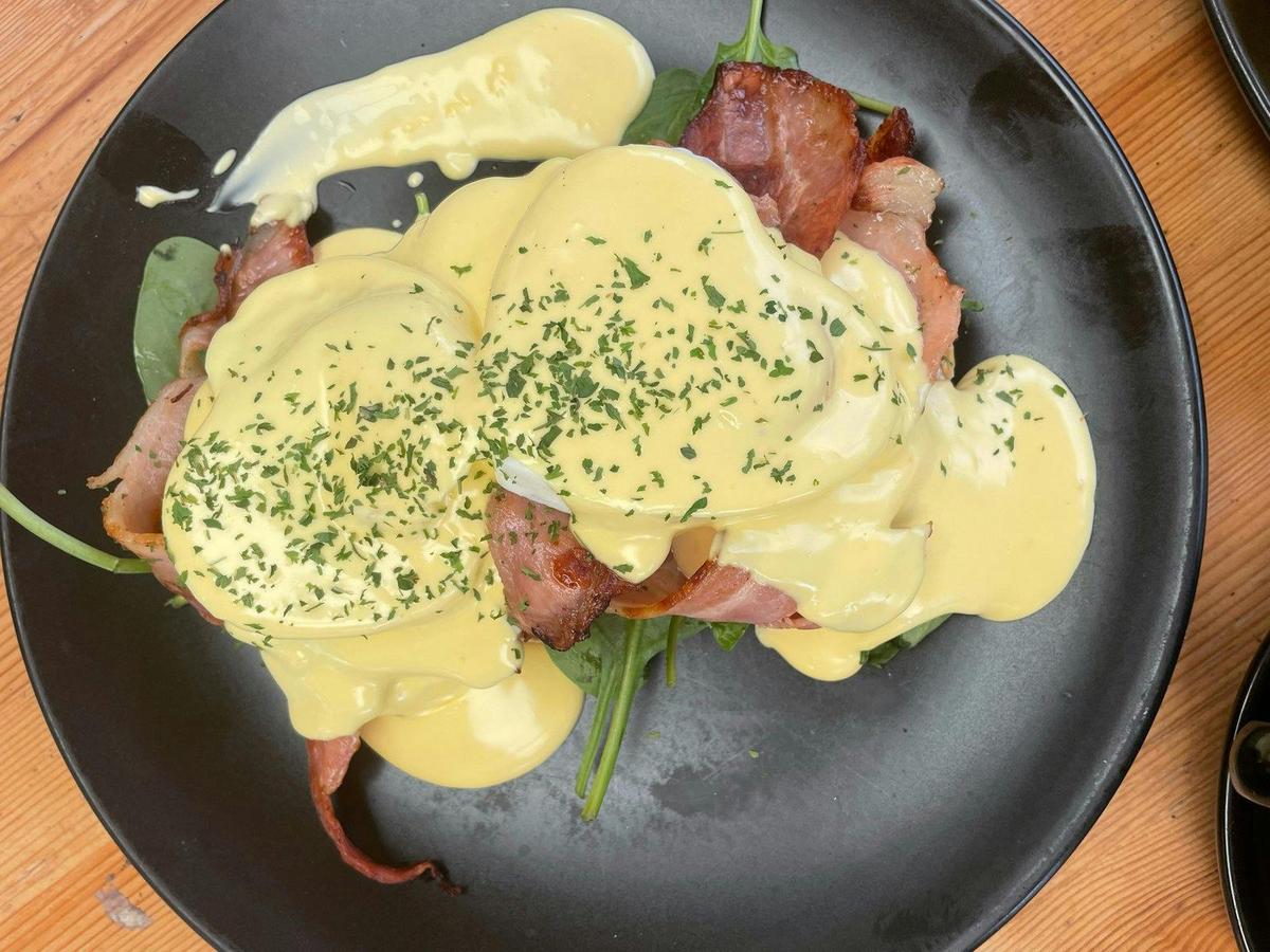 Eggs benedict with bacon