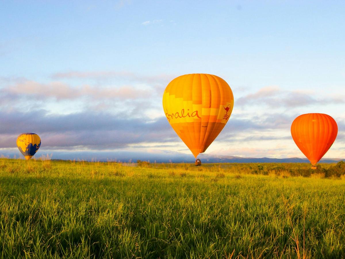 Cairns Hot Air Ballooning and Door to Door transfers