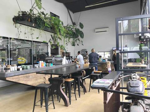 Eumundi Tour Deluxe with Eumundi Markets, Coffee Roasters, Lookout, and Gourmet Lunch at The Doonan