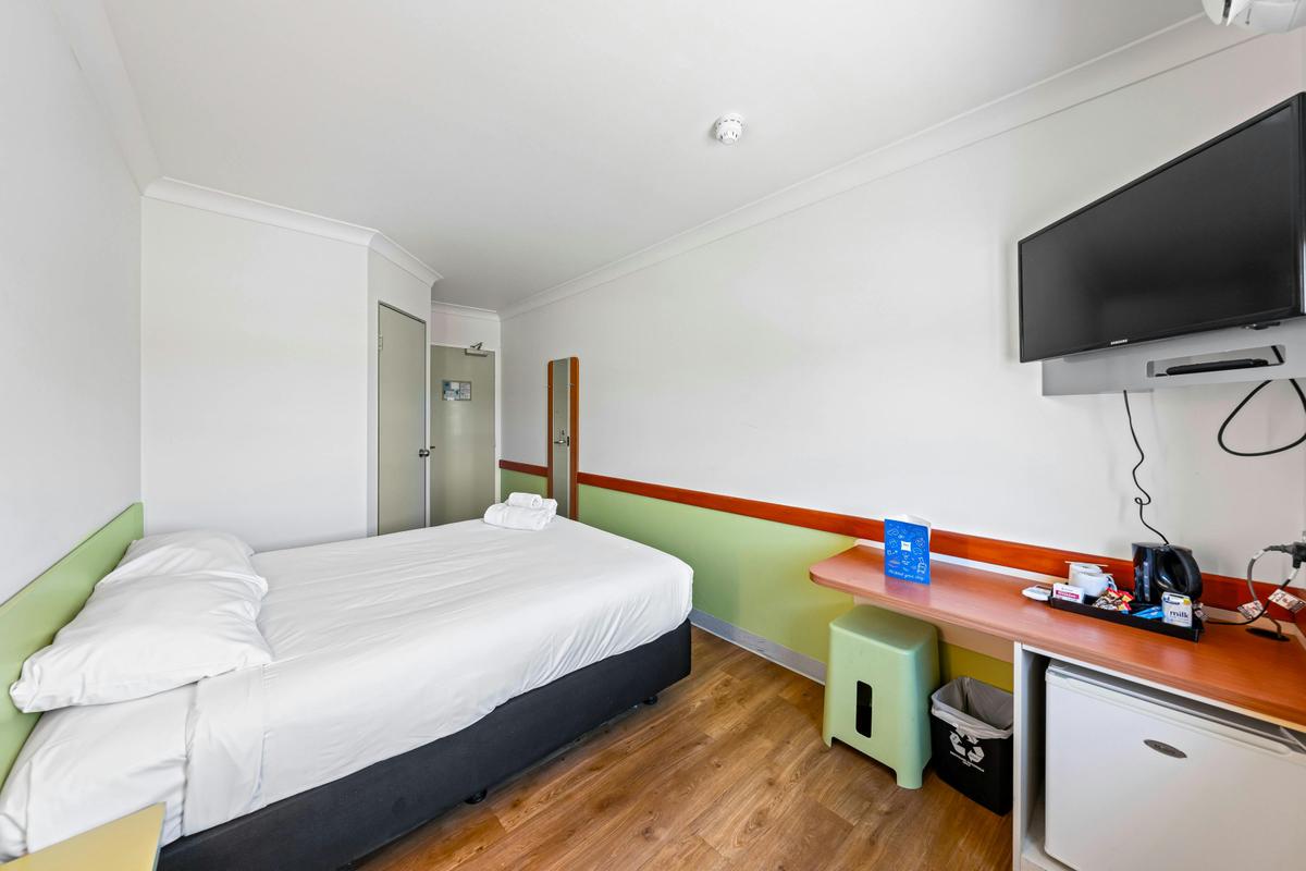 Queen Bed Room with Ensuite with Shower