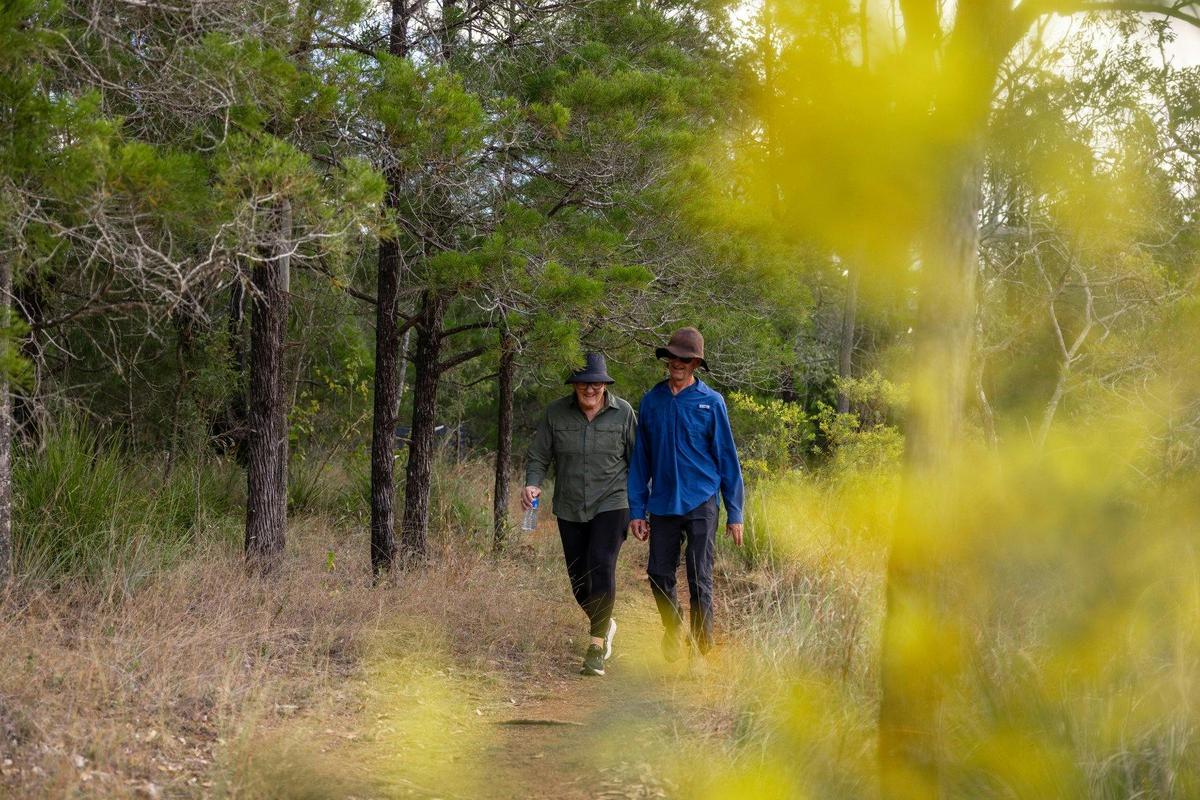 A couple walking to the lookout