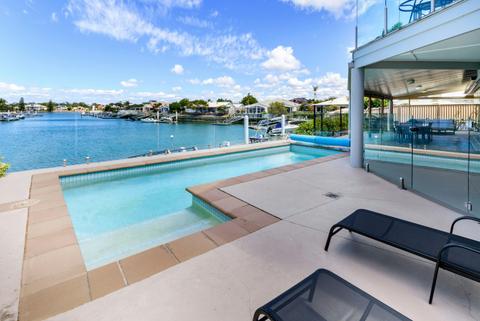 Island Paradise On The Canal