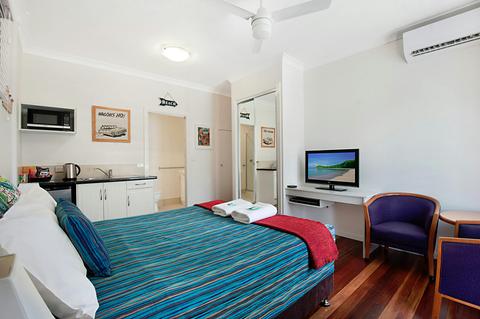 Standard Room (Queen Bed)