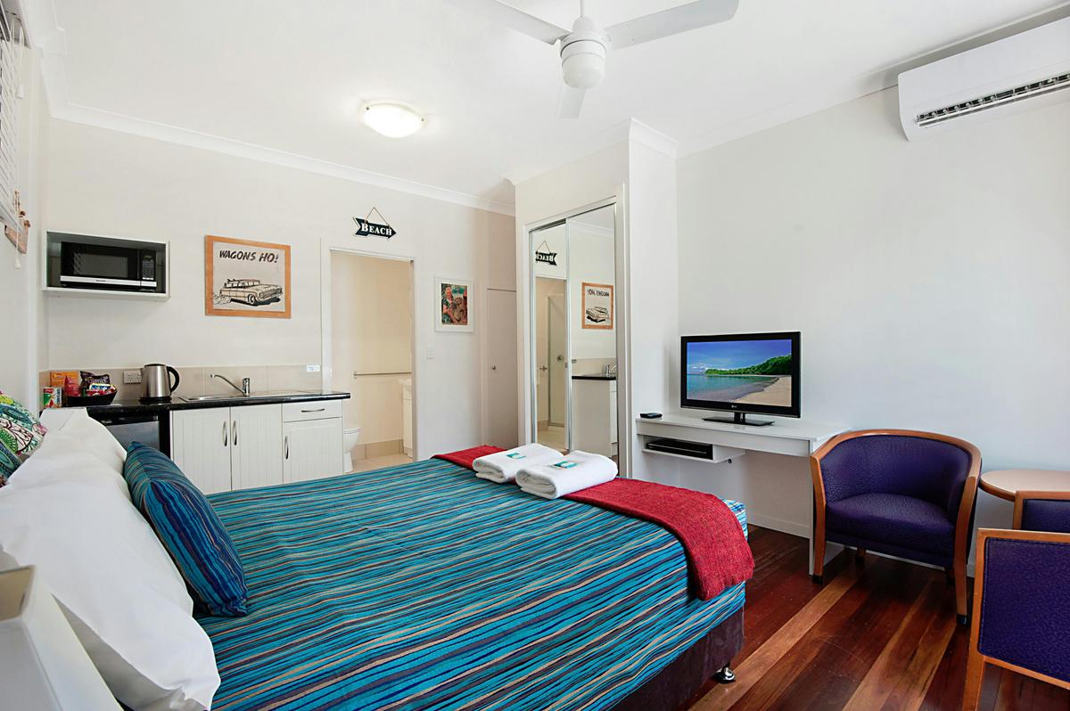 Standard Room (Queen Bed)