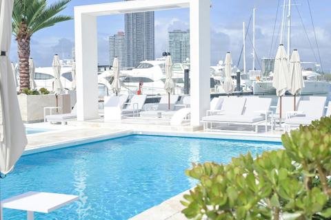 La Luna Beach Club