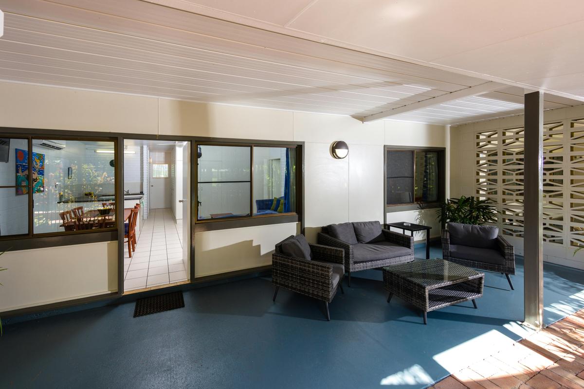 1 or 2 bedroom poolside apartments