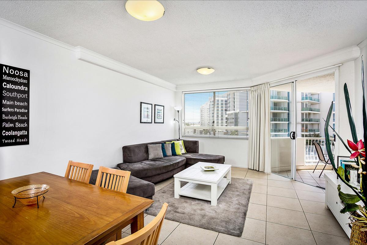 2 Bed Ocean View lounge