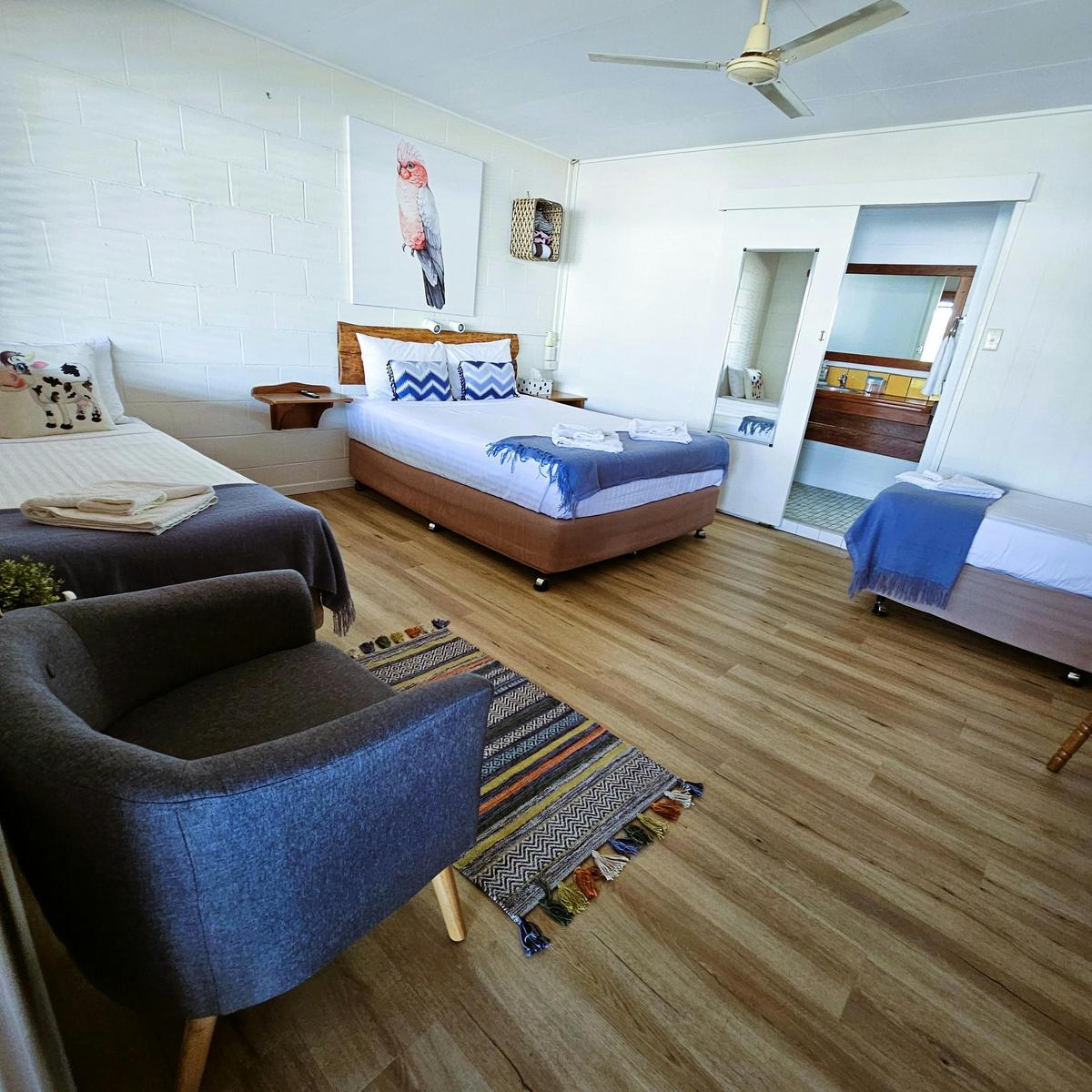 !x Queen Room and 2x Sinlge Beds
