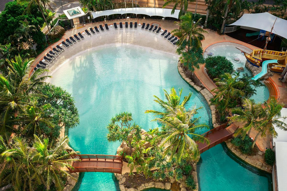 Mantra Crown Towers - Swimming Pool