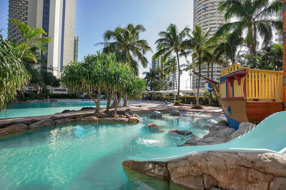 Mantra Crown Towers - Swimming Pool