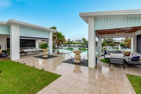 Luxury and Style On The Canal