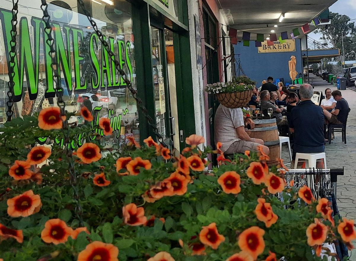Enjoy a relaxed Happy Hour Friday evenings at Lightning Tree Wines