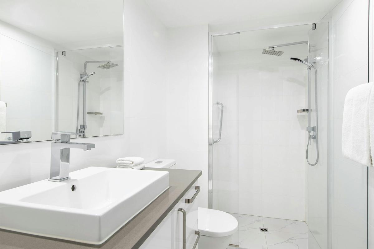 Mantra Coolangatta Beach - 2 Bedroom Apartment Bathroom