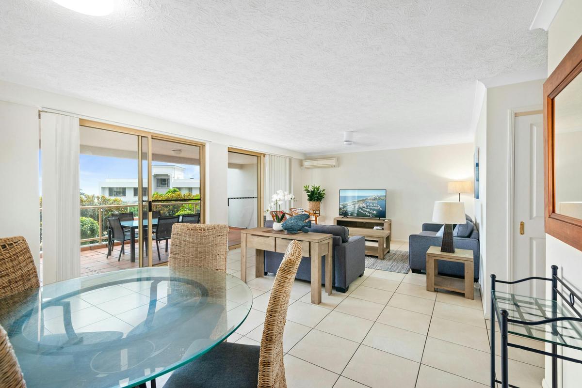 2 or 3 bedrooms, 2 bathrooms, walk-in robes, full kitchen, aircon, flat screen TV more....