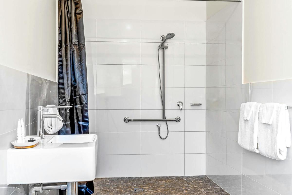 Accessible ueen Room bathroom