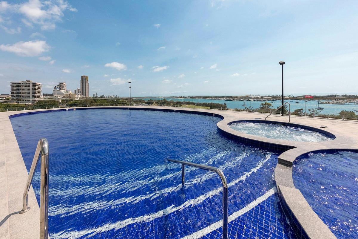Meriton Suites Southport - Outdoor pool