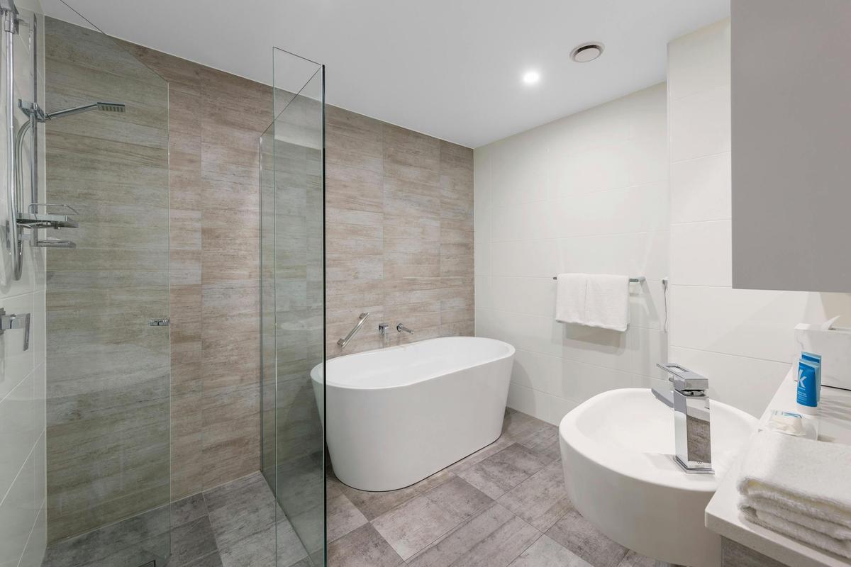 2 Bedroom Balcony Ocean Suite - Bathroom