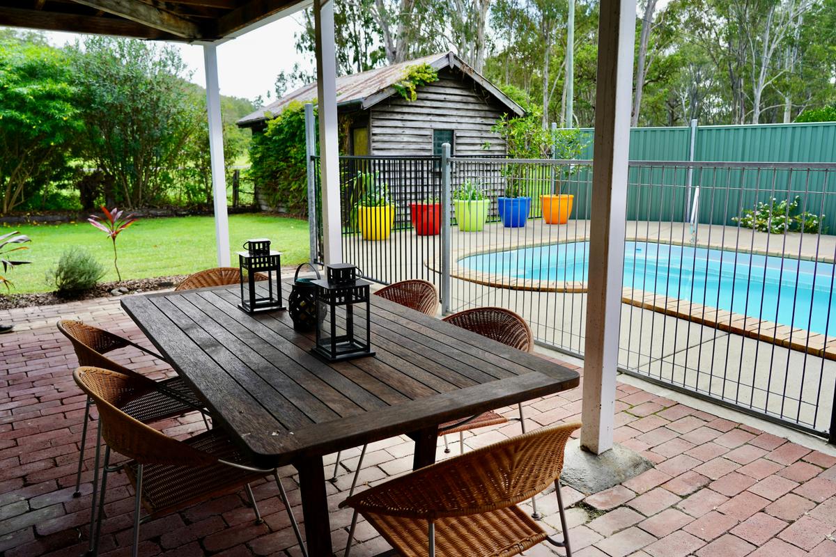 Outdoor dining area and pooll