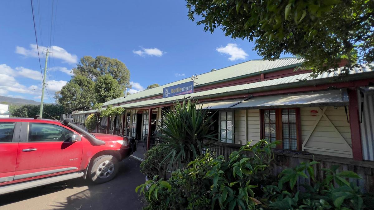 Car parked out the front of the Mulgowie Hotel