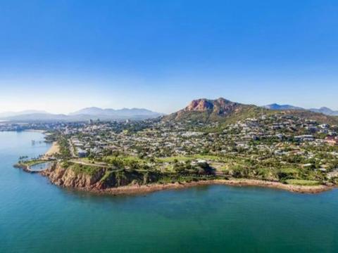 Townsville: 30 Minute Magnetic Island Scenic Flight
