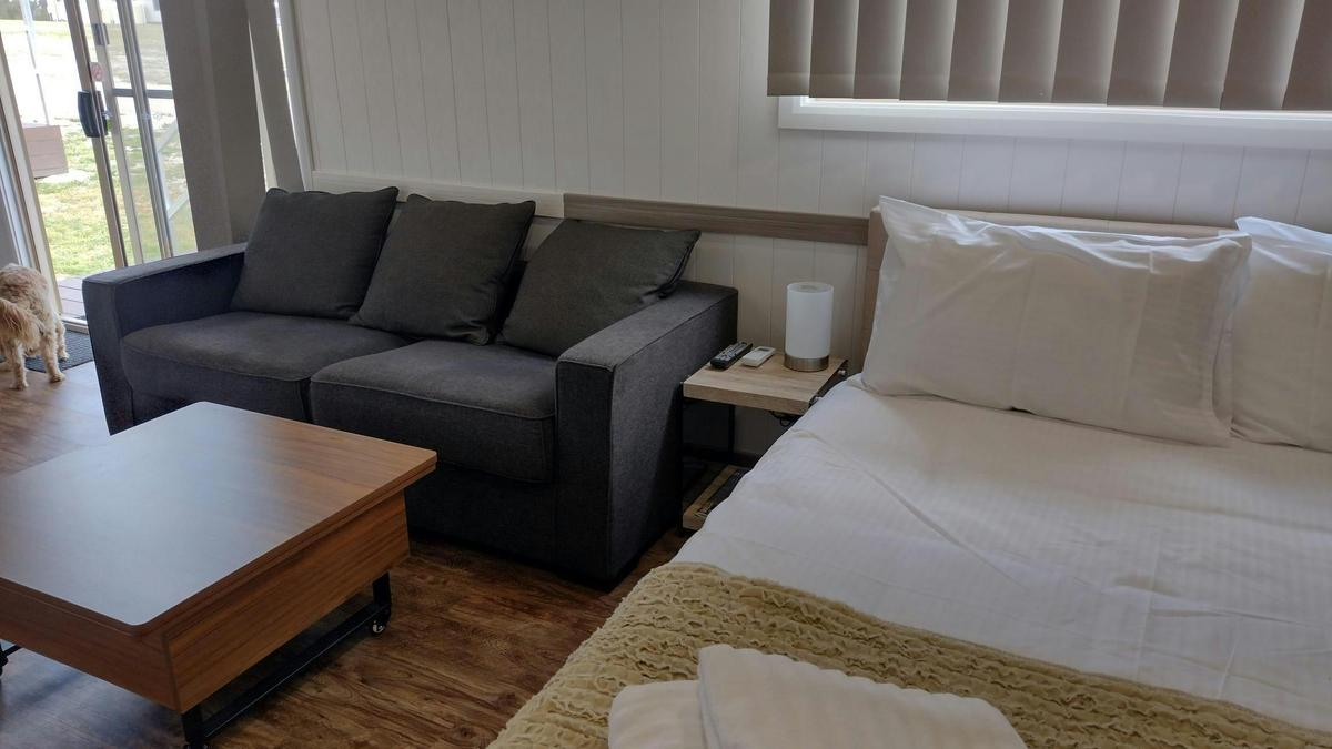 Mountview Wines Family Cabin bed and lounge
