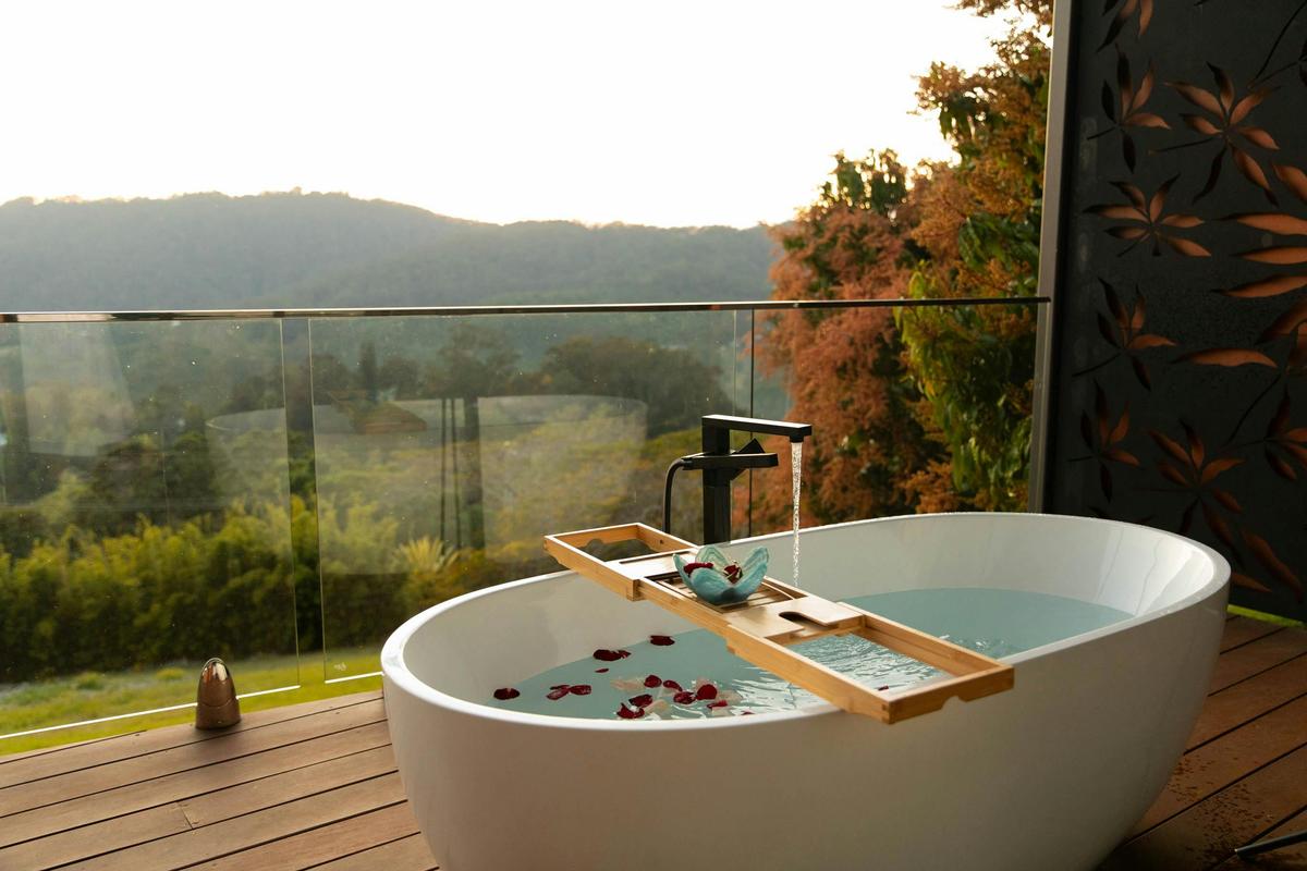 Spa Villa - Freestanding bath overlooking the breathtaking views