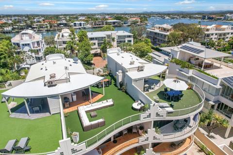 Deluxe Three Bedroom with Exclusive Rooftop - Apartments 12 & 13