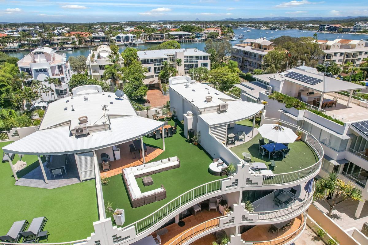 Deluxe Three Bedroom with Exclusive Rooftop - Apartments 12 & 13